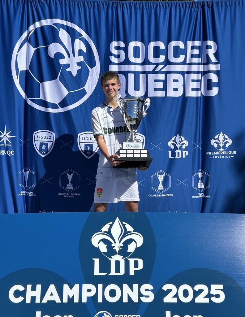 Justin Maltais avec le trophée des champions LDP U15 2025